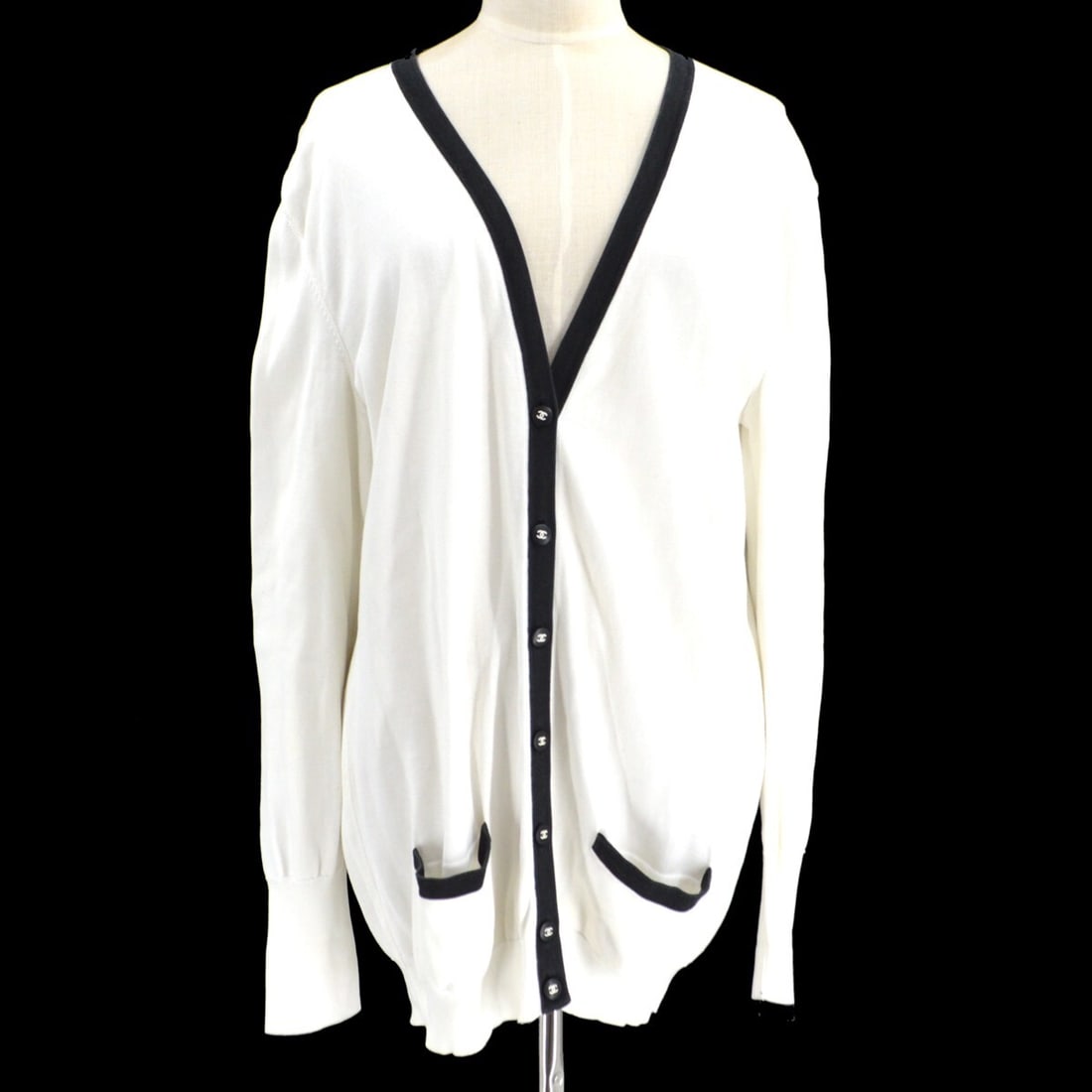 Vintage Chanel Bi-color Knit Cardigan 100% Cotton Long Sleeve 46: Vintage Chanel Bi-color Knit Cardigan 100% Cotton Long Sleeve 46 Elevate your casual wardrobe with this vintage Chanel long sleeve cardigan. Crafted from 100% cotton, this knit piece features a striki