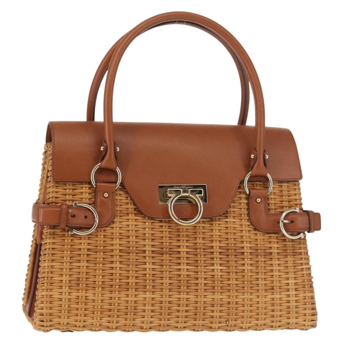Salvatore Ferragamo Gancini Hand Bag Rattan Beige Gold Auth: Salvatore Ferragamo Gancini Hand Bag Rattan Beige Gold Auth This exquisite Salvatore Ferragamo Gancini Hand Bag is a luxurious accessory crafted in Italy, featuring a stunning combination of beige and