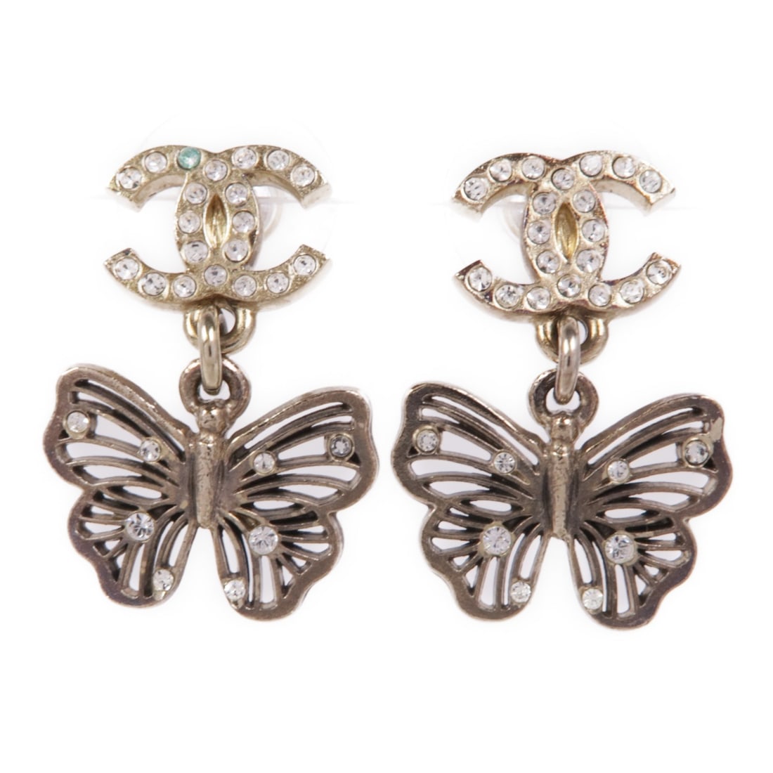 Chanel Gold CC Logo Pierced Earrings Elegant Design: Chanel Gold CC Logo Pierced Earrings Elegant Design Elevate your accessory collection with these exquisite CHANEL CC earrings. Designed as stylish pierced earrings, they feature a stunning gold color