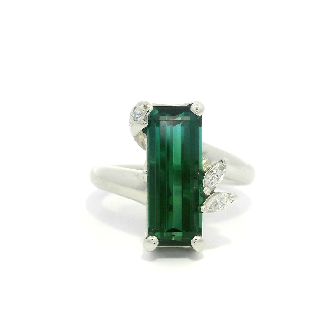 Platinum 4.32ctw Vivid Green Tourmaline Diamond Ring Unbranded: Platinum 4.32ctw Vivid Green Tourmaline Diamond Ring Unbranded This exquisite platinum ring features a stunning 4.19ct long rectangular vivid green tourmaline, showcasing its natural beauty with a siz