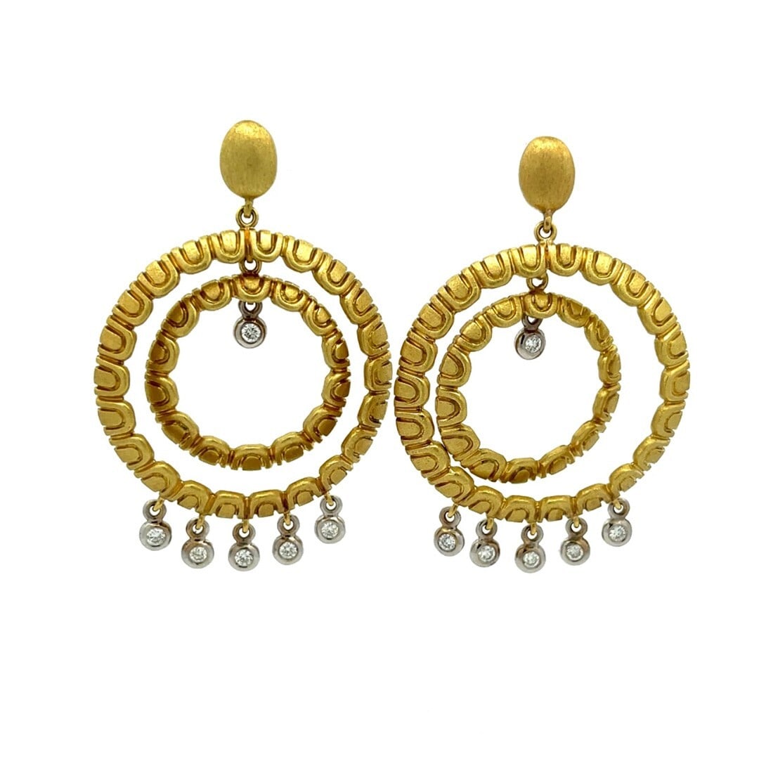 Maz Diamond 18k Yellow Gold Scallop Double Hoop Dangle Earrings: Maz Diamond 18k Yellow Gold Scallop Double Hoop Dangle Earrings Elevate your jewelry collection with these exquisite Maz Diamond 18k Yellow Gold Scallop Style Double Hoop Dangle Earrings. Crafted from