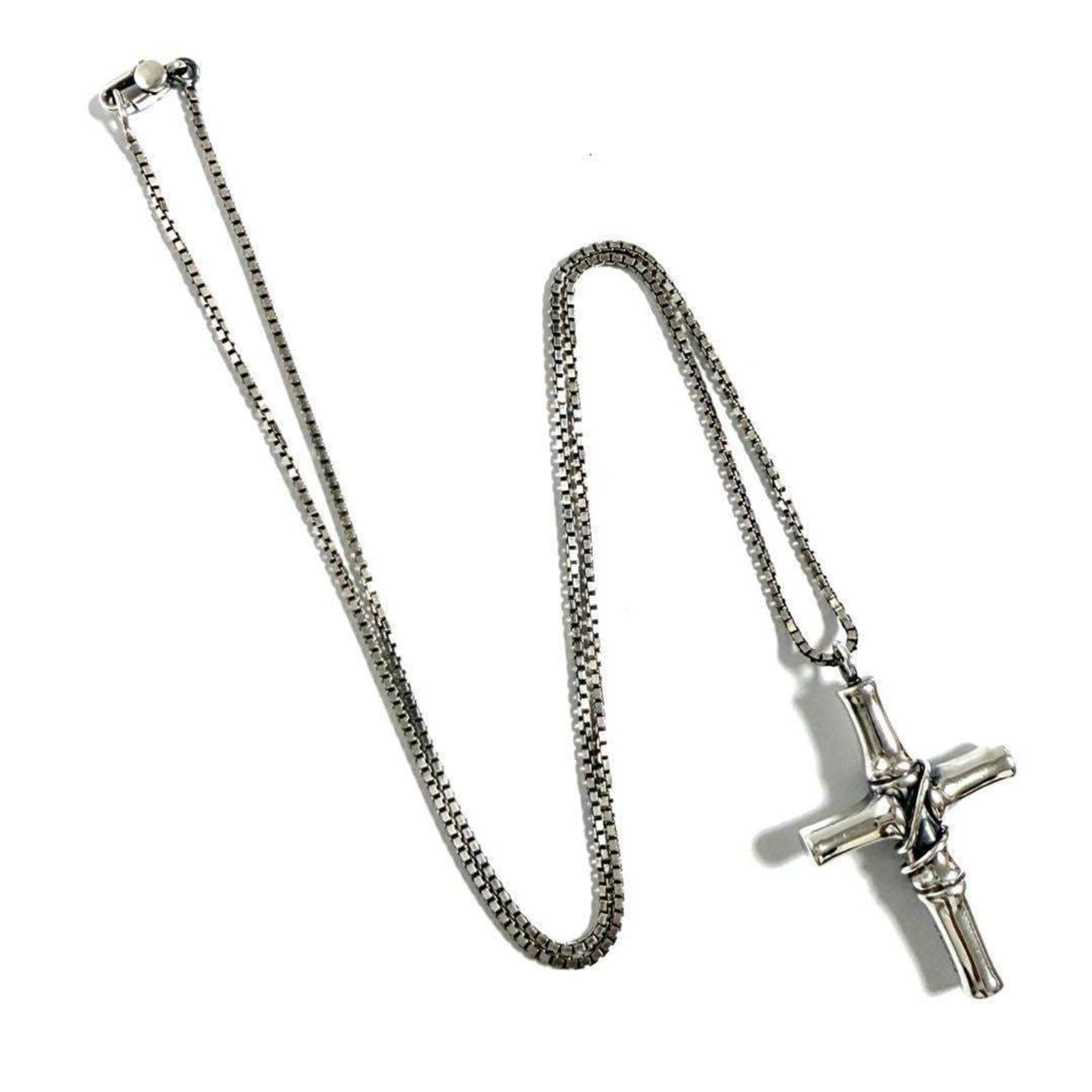 Silver Gucci Bamboo Necklace 58 cm Italian Design: Silver Gucci Bamboo Necklace 58 cm Italian Design Gucci Bamboo necklace in silver featuring a unisex design. The piece shows some scratches and slight dirt on the main body, reflecting its good overal