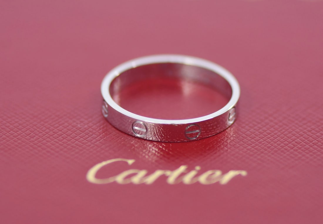 Cartier 18K White Gold Love Ring Size 64 Authentic: Cartier 18K White Gold Love Ring Size 64 Authentic This exquisite Cartier Love Ring is crafted from premium 18K white gold, embodying elegance and timelessness. The ring is designed with a width of 3.