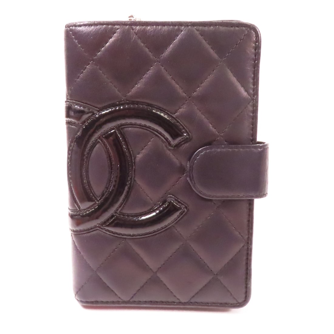 CHANEL Black Calfskin Bifold Wallet with CC Logo: CHANEL Black Calfskin Bifold Wallet with CC Logo Introducing the CHANEL CC Combon Wallet, a sophisticated bifold purse crafted from high-quality calfskin leather in an elegant black shade. This wallet