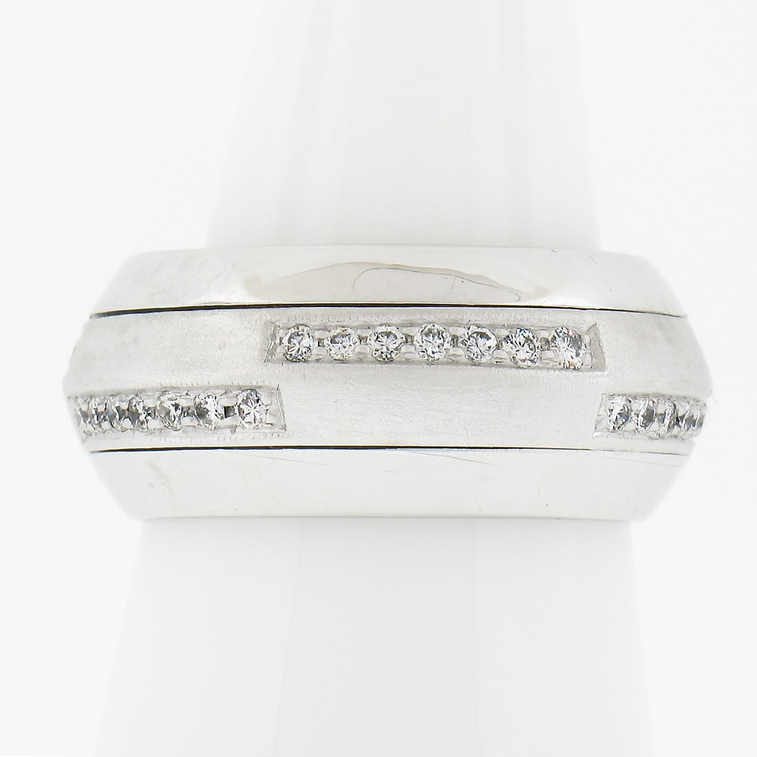 18k Gold 0.5ct Diamond Geometric Band Ring 9.9mm Wide: 18k Gold 0.5ct Diamond Geometric Band Ring 9.9mm Wide This stunning 18k Gold ring features a contemporary geometric design with a dual finish and a unique spinning center. It is adorned with 63 natura