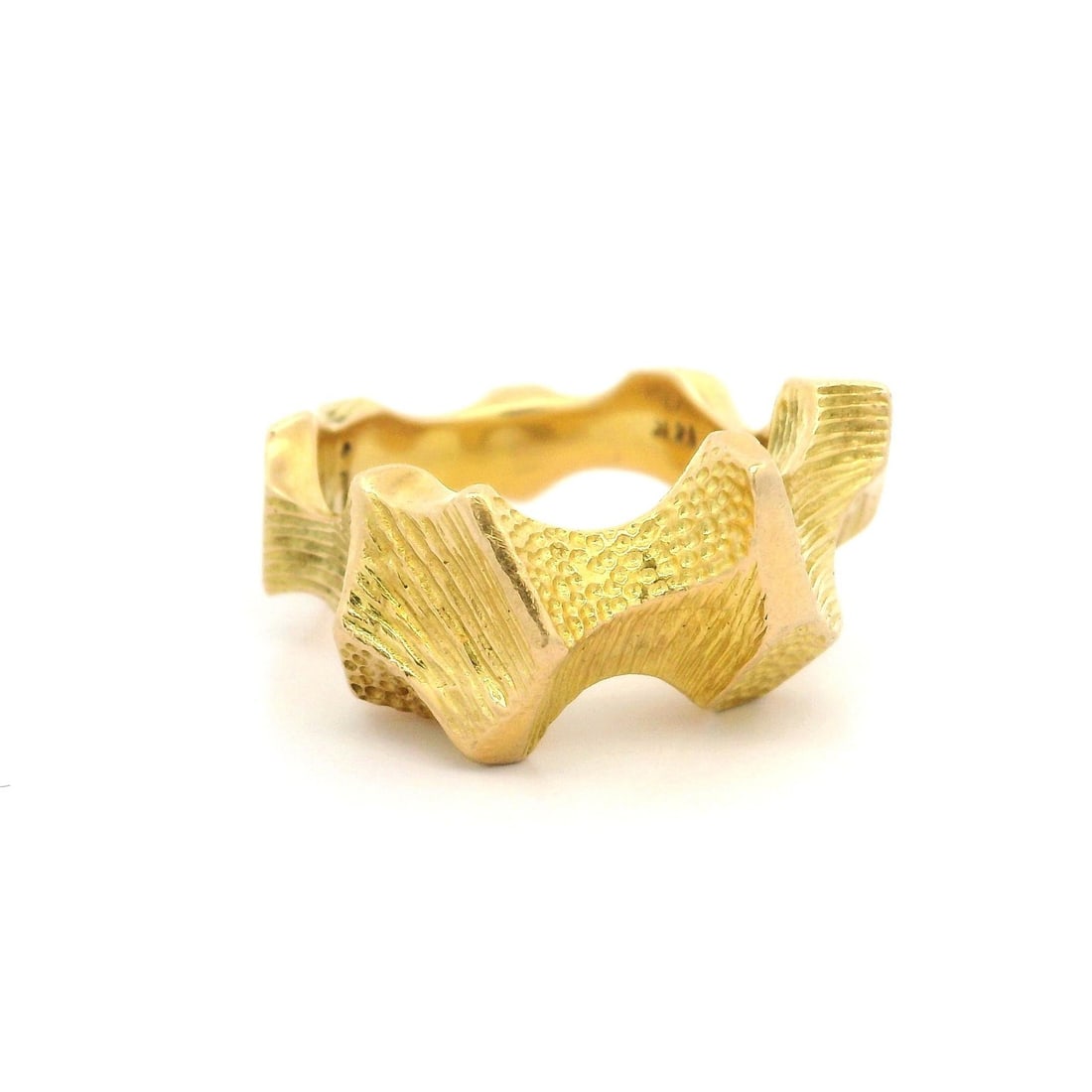 Vintage 14k Yellow Gold Textured Freeform Band Ring Size 6.5: Vintage 14k Yellow Gold Textured Freeform Band Ring Size 6.5 This vintage band ring is crafted from solid 14k yellow gold, featuring a unique textured freeform design. Weighing 13.7 grams, it measures
