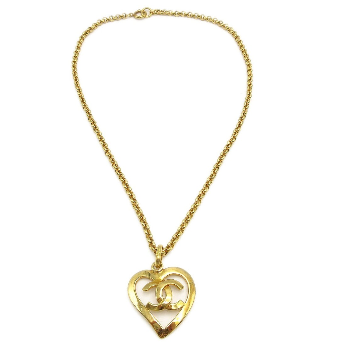 Chanel Vintage Gold Heart Charm Pendant Necklace 95P: Chanel Vintage Gold Heart Charm Pendant Necklace 95P This exquisite Chanel Heart Chain Pendant Necklace is a vintage piece that showcases a stunning charm design. Crafted with a gold-plated finish, th