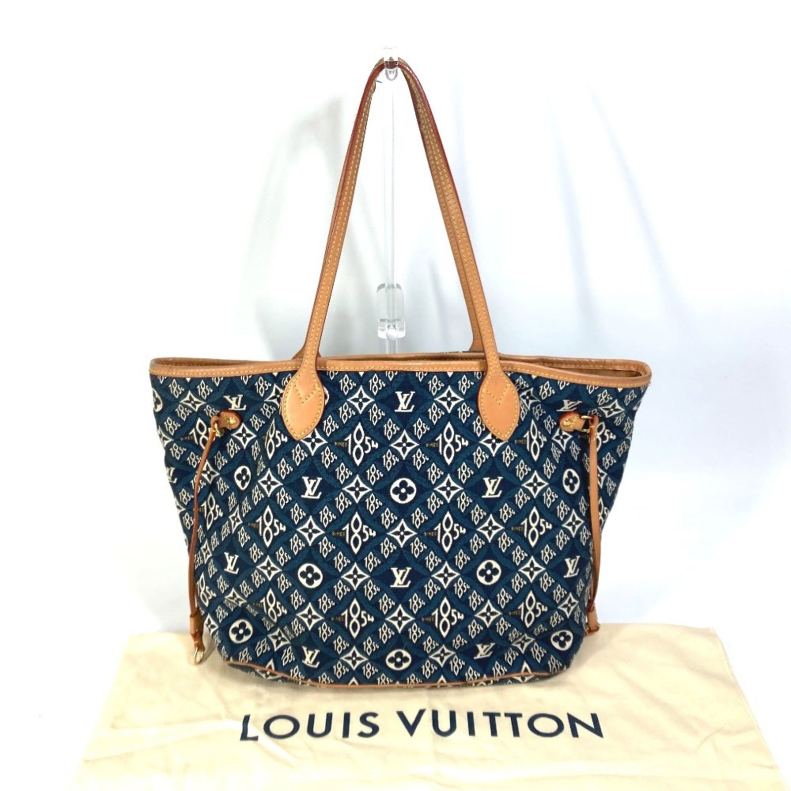 Louis Vuitton Neverfull MM navy canvas tote bag from Spain: Louis Vuitton Neverfull MM navy canvas tote bag from Spain This Louis Vuitton Neverfull MM is crafted from navy canvas and designed for women. The bag originates from Spain and features a spacious int
