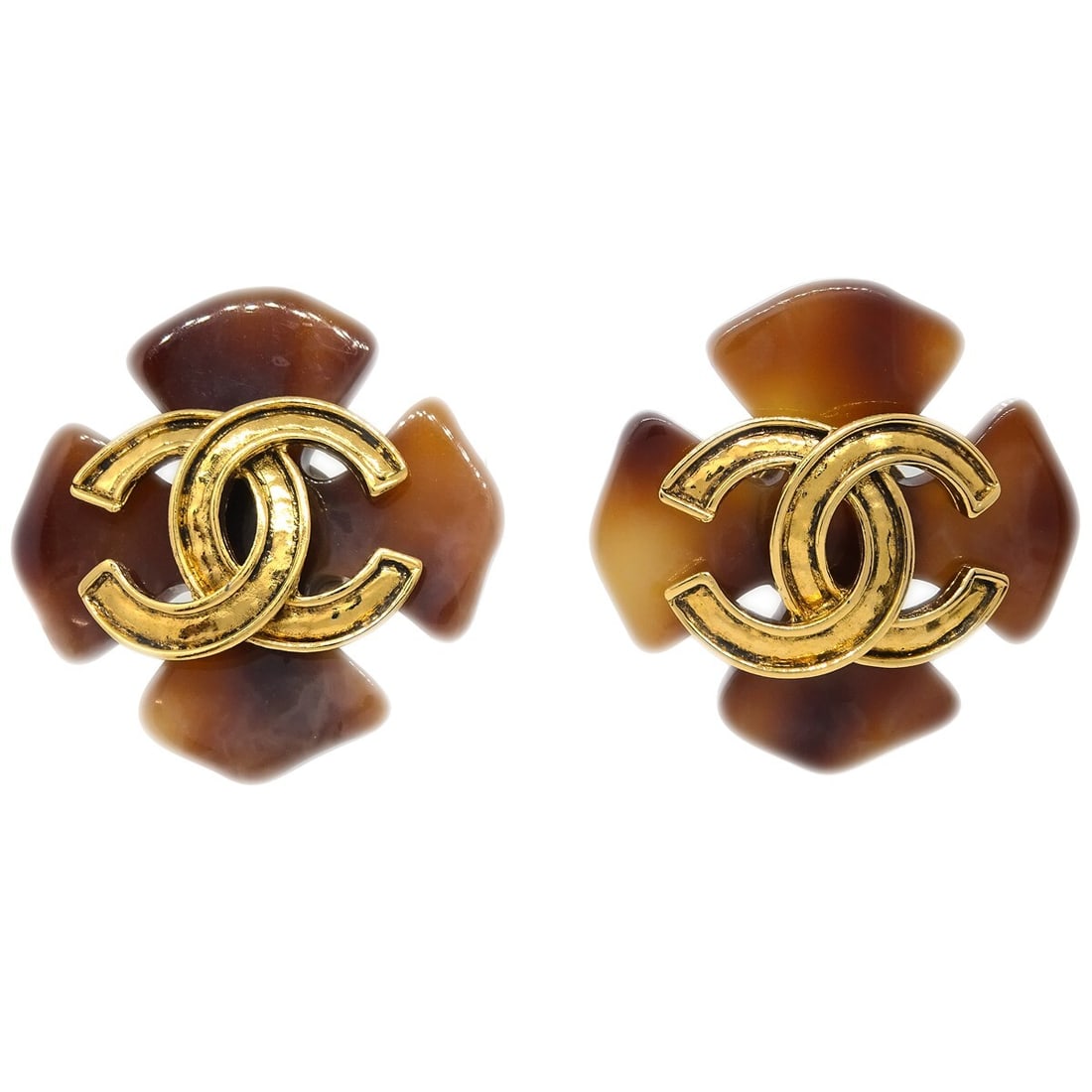 Chanel 94P Brown Gold Clip-On Clover Dangle Earrings: Chanel 94P Brown Gold Clip-On Clover Dangle Earrings Enhance your accessory collection with these stunning Chanel Clover Clip-On Earrings. Designed in a charming clover shape, these dangle earrings fe
