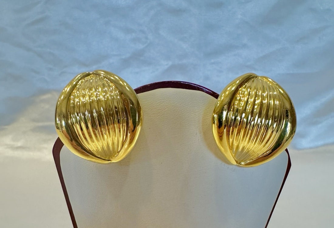 Molina Italian 18K Gold Cuff Stud Earrings Signed 24.90g: Molina Italian 18K Gold Cuff Stud Earrings Signed 24.90g This exquisite pair of Molina Italian earrings is crafted from high-quality 18k yellow gold. Featuring a stylish cuff stud design, these earrin