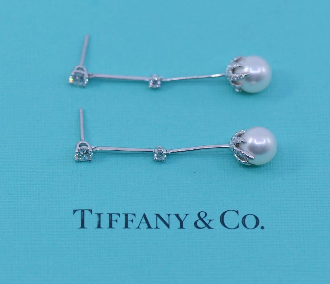 Tiffany & Co Dangle Pearl Diamond Platinum Earrings 950 Authentic: Tiffany & Co Dangle Pearl Diamond Platinum Earrings 950 Authentic Elevate your elegance with these Tiffany & Co. Pearl Diamond Platinum Earrings. Crafted from luxurious platinum with a purity of 950,