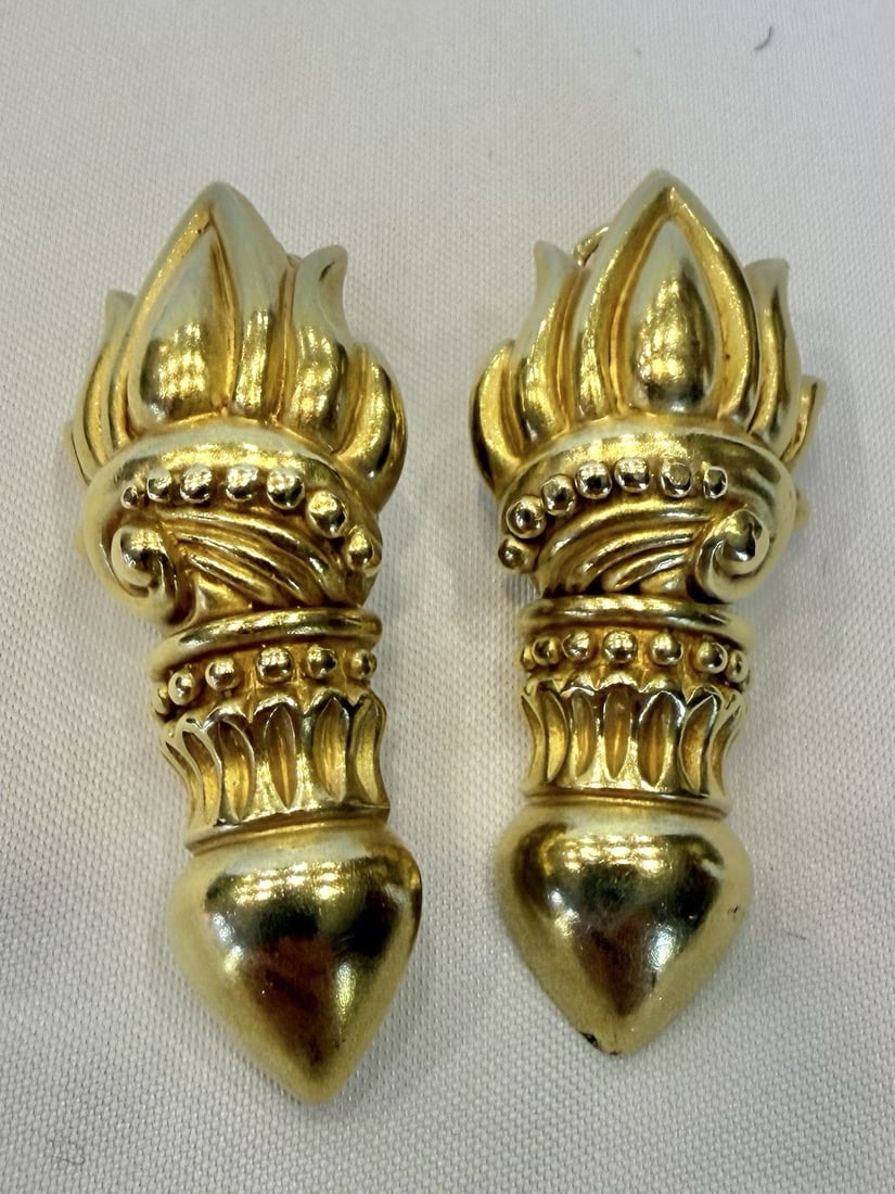 18k Yellow Gold Dangle Earrings by Vahe Naltchayan 1996 Pair 37.50g: 18k Yellow Gold Dangle Earrings by Vahe Naltchayan 1996 Pair 37.50g This pair of Vahe Naltchayan earrings from 1996 is crafted in 18k yellow gold with a dangle/drop design. The earrings showcase excep