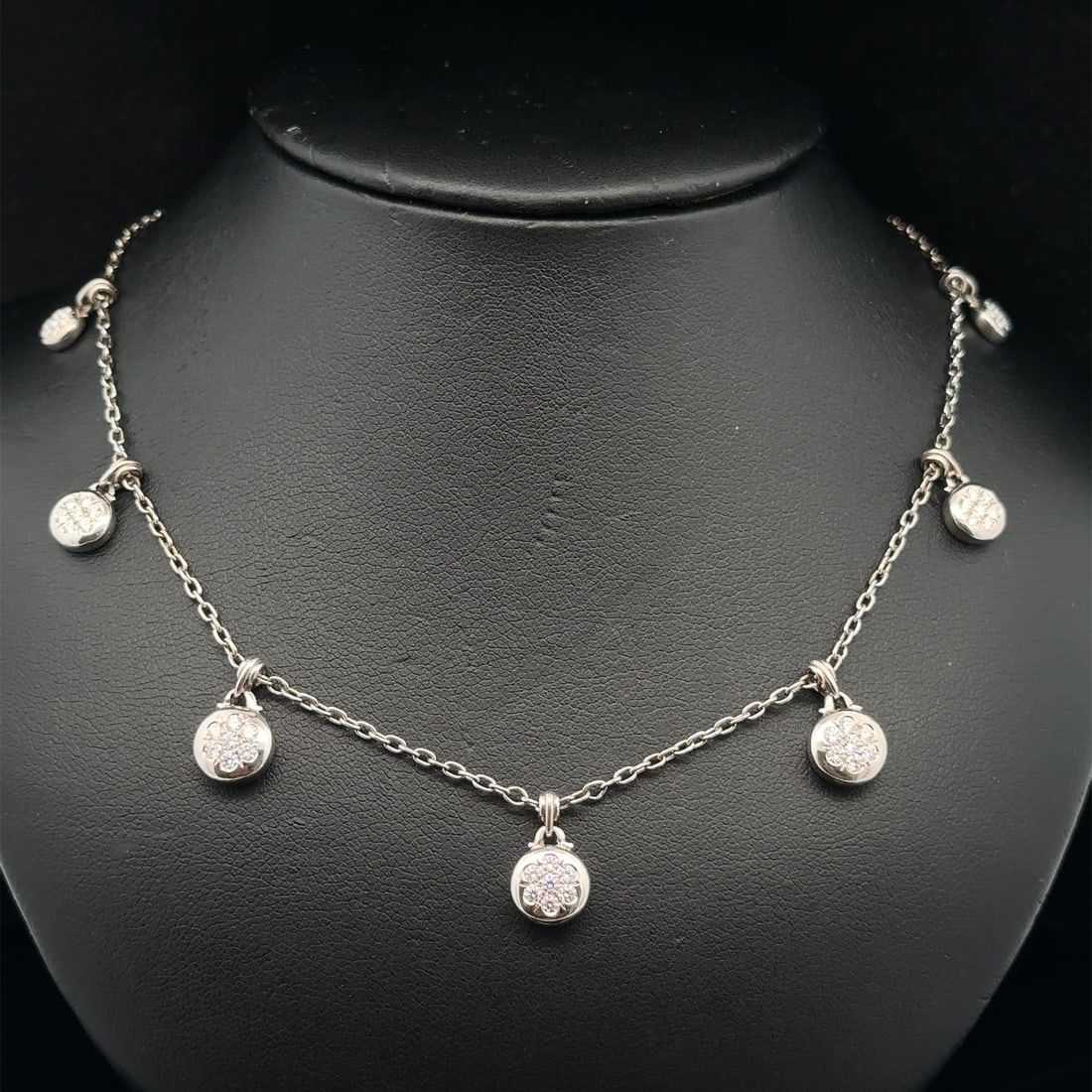 18k Gold 0.75ct Diamond Cluster Dangle Charm Necklace 16.75in: 18k Gold 0.75ct Diamond Cluster Dangle Charm Necklace 16.75in Elevate your jewelry collection with this stunning 18k Gold Diamond Cluster Dangle Disk Charm Cable Link Chain Necklace. Featuring 49 natu