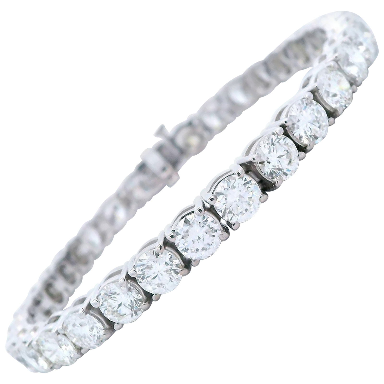 16.70ct F VS1 Diamond Tennis Bracelet 18k White Gold: 16.70ct F VS1 Diamond Tennis Bracelet 18k White Gold This exquisite 16.70 ct diamond tennis bracelet features an average of 0.50 ct per diamond, set in luxurious 18k white gold. The bracelet is adorne