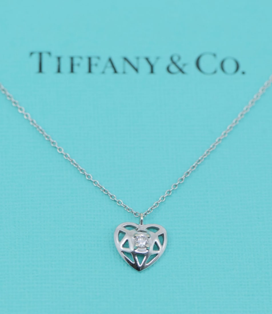 Tiffany & Co Paloma Picasso Diamond Pendant Necklace 18K White Gold: Tiffany & Co Paloma Picasso Diamond Pendant Necklace 18K White Gold Discover the elegance of the Tiffany & Co. Paloma Picasso Diamond Pendant Necklace, a stunning piece crafted in 18K white gold. This