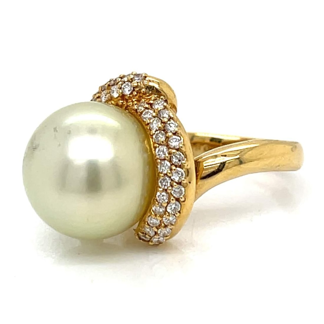 18K Yellow Gold South Sea Pearl Diamond Ring 14.8mm 0.63 Ct: 18K Yellow Gold South Sea Pearl Diamond Ring 14.8mm 0.63 Ct This exquisite 18K Yellow Gold ring features a stunning 14.8mm South Sea Pearl at its center, surrounded by 50 sparkling diamonds totaling 0
