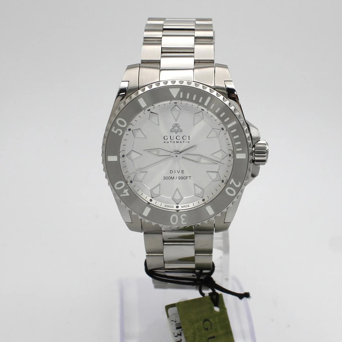 Gucci Dive 40MM Automatic Mens Watch YA136354 Gray Dial Stainless Steel: Gucci Dive 40MM Automatic Mens Watch YA136354 Gray Dial Stainless Steel Presenting the Gucci Dive 40MM Steel Dial Men's Automatic Watch, an exquisite timepiece that embodies luxury and precision. This