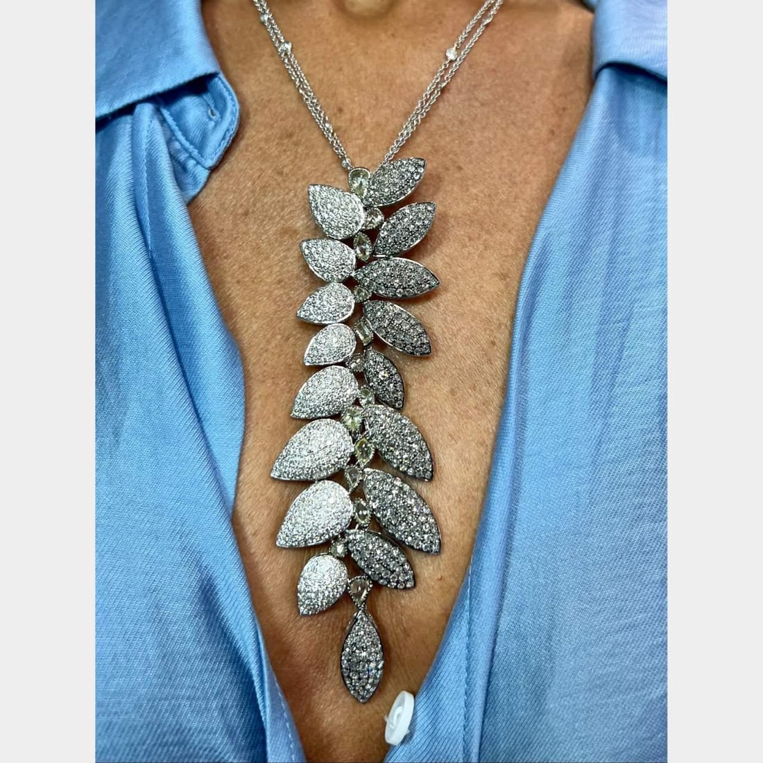 18K White Gold 15.50 Ct Diamond Pendant and Necklace Set: 18K White Gold 15.50 Ct Diamond Pendant and Necklace Set This stunning 18K white gold pendant features a dazzling array of diamonds totaling approximately 15.50 ct, showcasing F-H color and VS1-SI2 cl