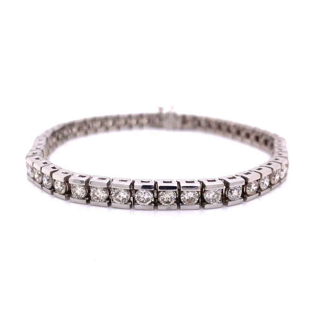 Exquisite Platinum Tennis Bracelet with 49 Diamonds 7.50 Ct: Exquisite Platinum Tennis Bracelet with 49 Diamonds 7.50 Ct This exquisite Platinum Diamond Tennis Bracelet features a stunning arrangement of 49 diamonds, totaling approximately 7.50 carats. The