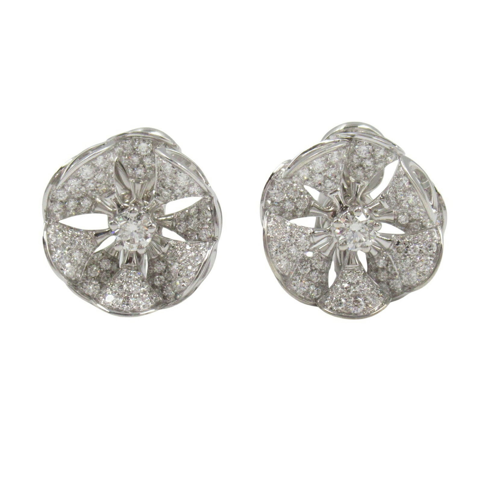 White Gold Bulgari Diva's Dream Pendant 18mm Italy: White Gold Bulgari Diva's Dream Pendant 18mm Italy This Bulgari Diva's Dream piece features a sophisticated design crafted from white gold in a silver tone. Designed for women, it showcases dimensions