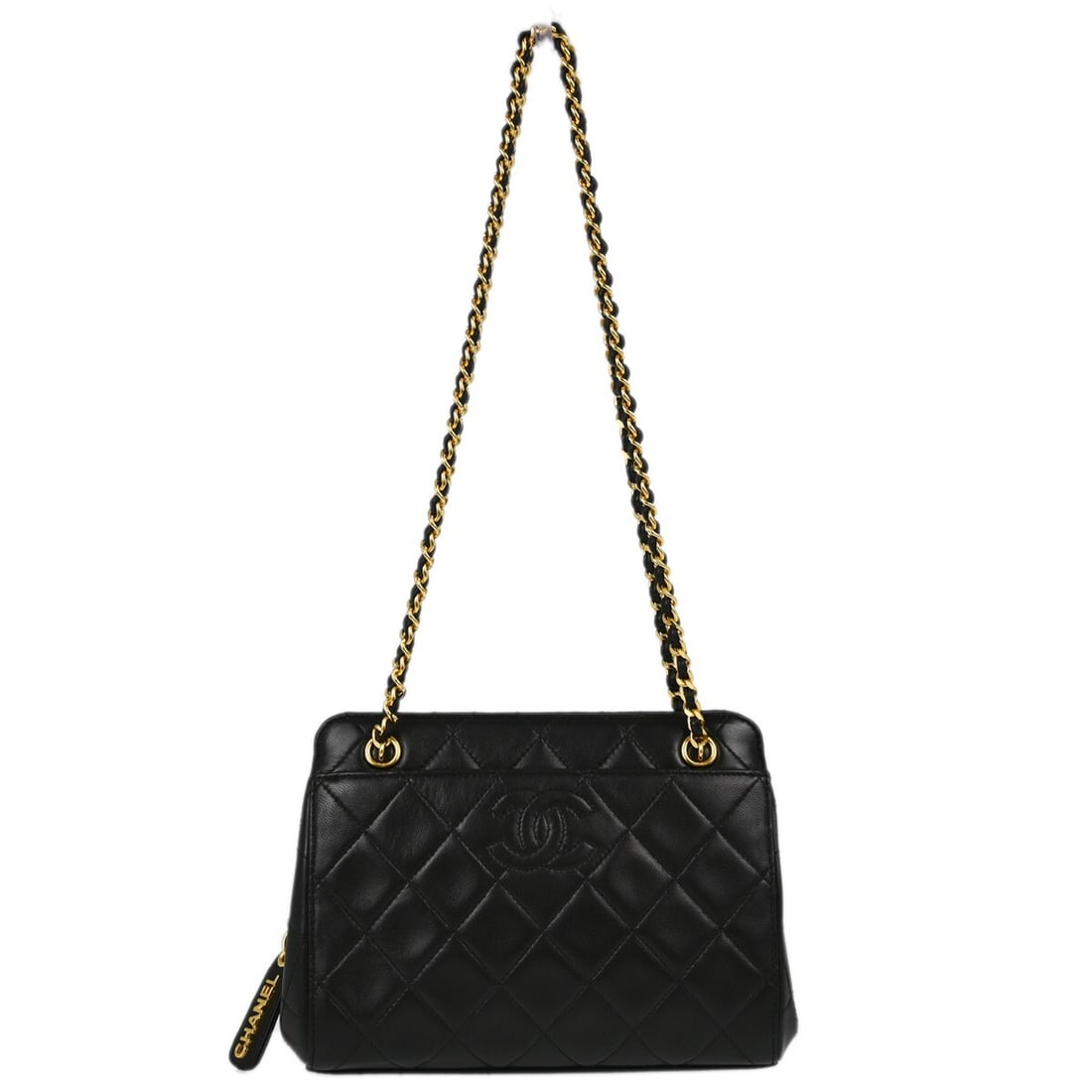 Chanel Black Lambskin Quilted Shoulder Bag with Zip Closure: Chanel Black Lambskin Quilted Shoulder Bag with Zip Closure This elegant Chanel Black Lambskin Shoulder Bag is perfect for adding a touch of luxury to any outfit. Crafted from high-quality lambskin, t