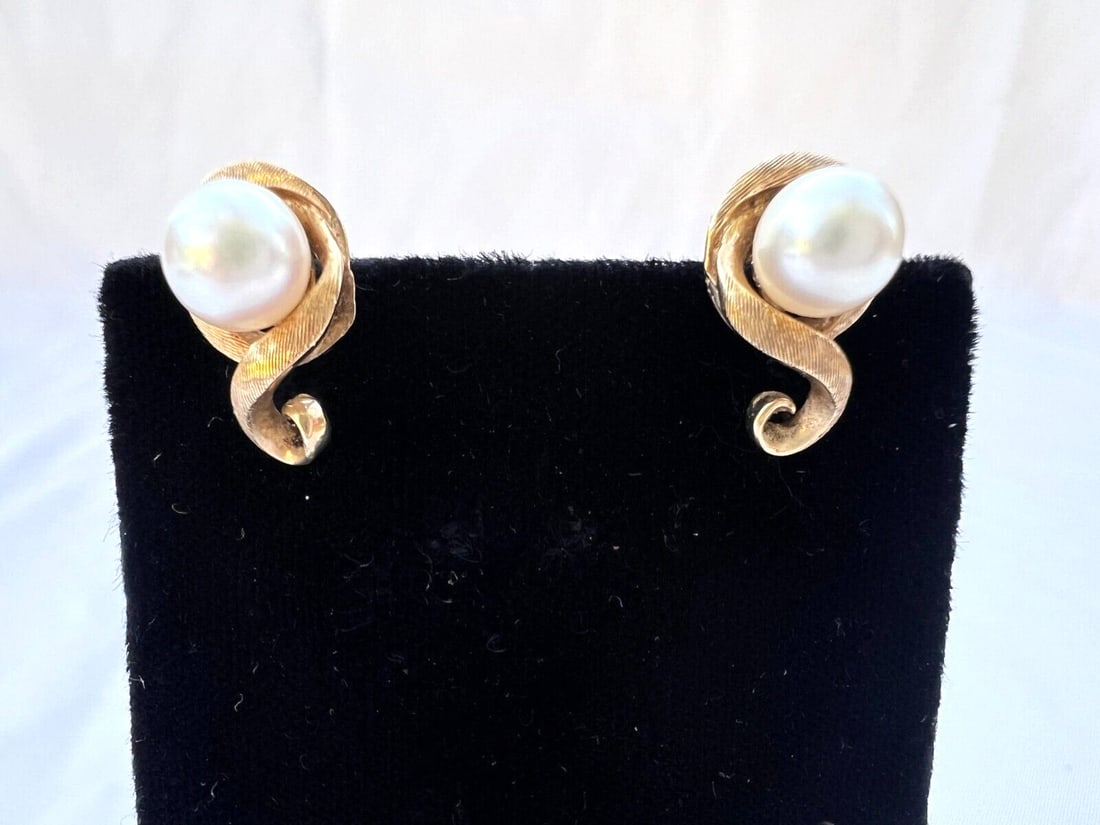 14K Yellow Gold Pearl Earrings Hallmarked Elegant Design: 14K Yellow Gold Pearl Earrings Hallmarked Elegant Design This exquisite pair of earrings showcases the elegance of 14K yellow gold and lustrous pearls. Each earring features a beautifully crafted desi
