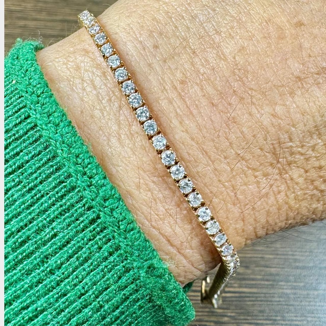 14K Yellow Gold 2.90 Ct Diamond Tennis Bracelet with 58 Stones: 14K Yellow Gold 2.90 Ct Diamond Tennis Bracelet with 58 Stones This exquisite 14K Yellow Gold Tennis Bracelet features a stunning arrangement of 58 diamonds, totaling approximately 2.90 carats. The di