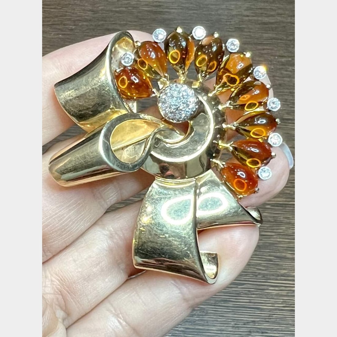 Vintage 14K Yellow Gold Brooch with Diamonds and Yellow Topaz: Vintage 14K Yellow Gold Brooch with Diamonds and Yellow Topaz This exquisite Retro brooch is crafted from 14K yellow gold, weighing 29.1 grams. It features a stunning arrangement of 27 European-cut di