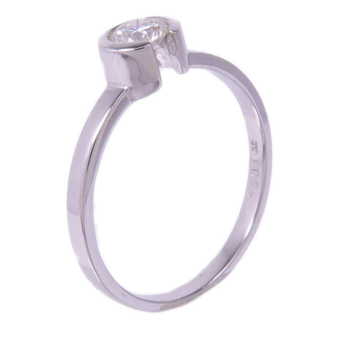 JEWELRY 18K White Gold Diamond Ring Size 5.75: JEWELRY 18K White Gold Diamond Ring Size 5.75 This exquisite diamond ring is crafted from 18K white gold, showcasing a stunning clear diamond as its centerpiece. With a size of 5.75, this ring is perf
