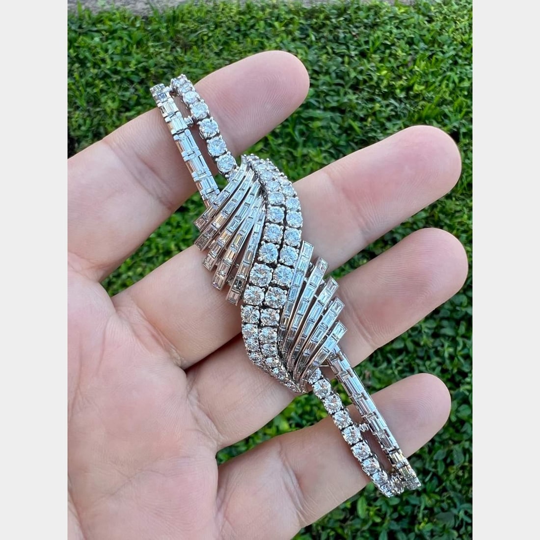 Art Deco Platinum Bracelet 21.00 Ct Diamonds Hallmarked: Art Deco Platinum Bracelet 21.00 Ct Diamonds Hallmarked This exquisite Art Deco bracelet is crafted from platinum and features a stunning total of 21.00 carats of diamonds. The piece weighs 45.4 grams