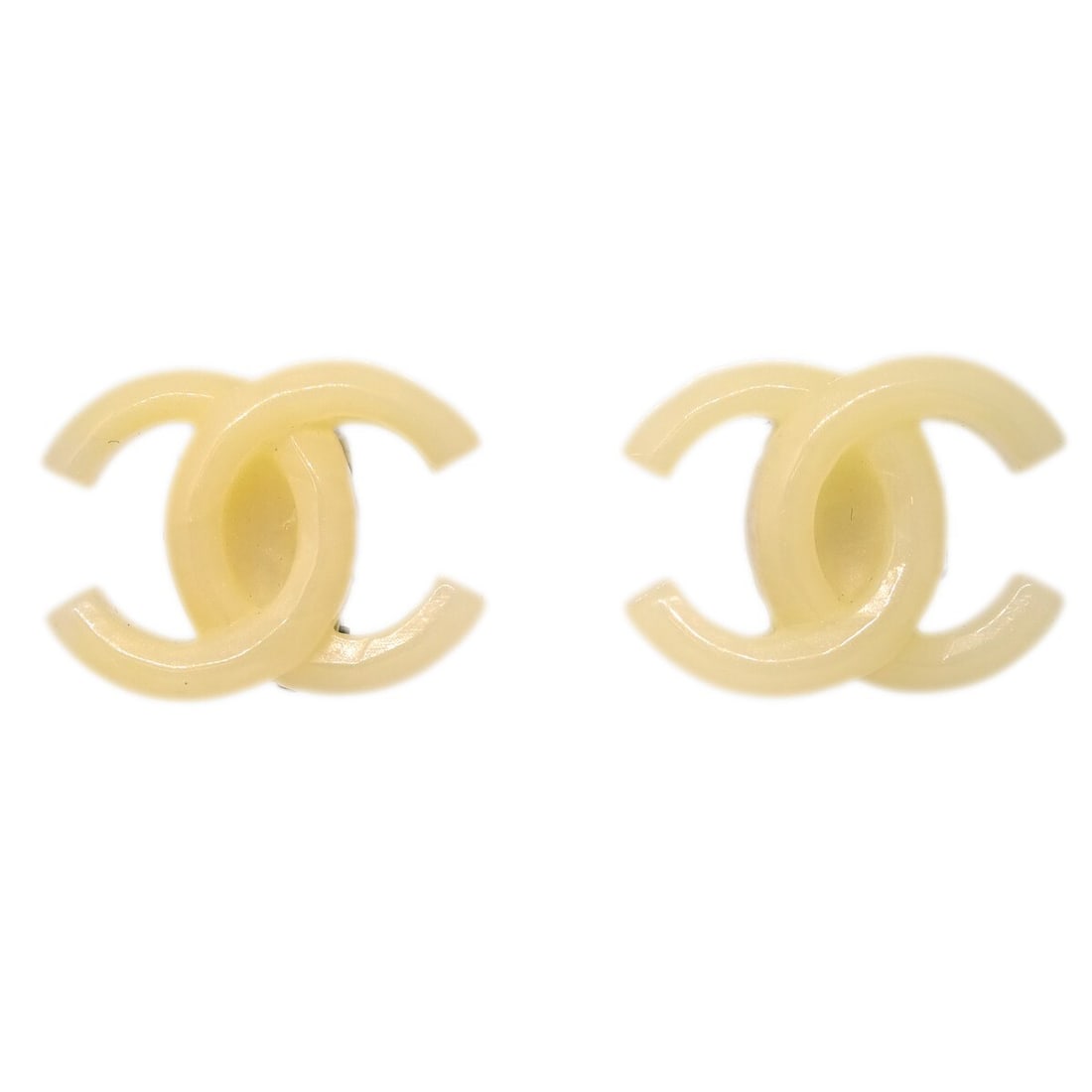 Chanel CC Clip-On Earrings Ivory Acrylic Gold-Plated 02P: Chanel CC Clip-On Earrings Ivory Acrylic Gold-Plated 02P Enhance your accessory collection with these exquisite Chanel CC Clip-On Earrings. Crafted from high-quality ivory acrylic, these earrings show