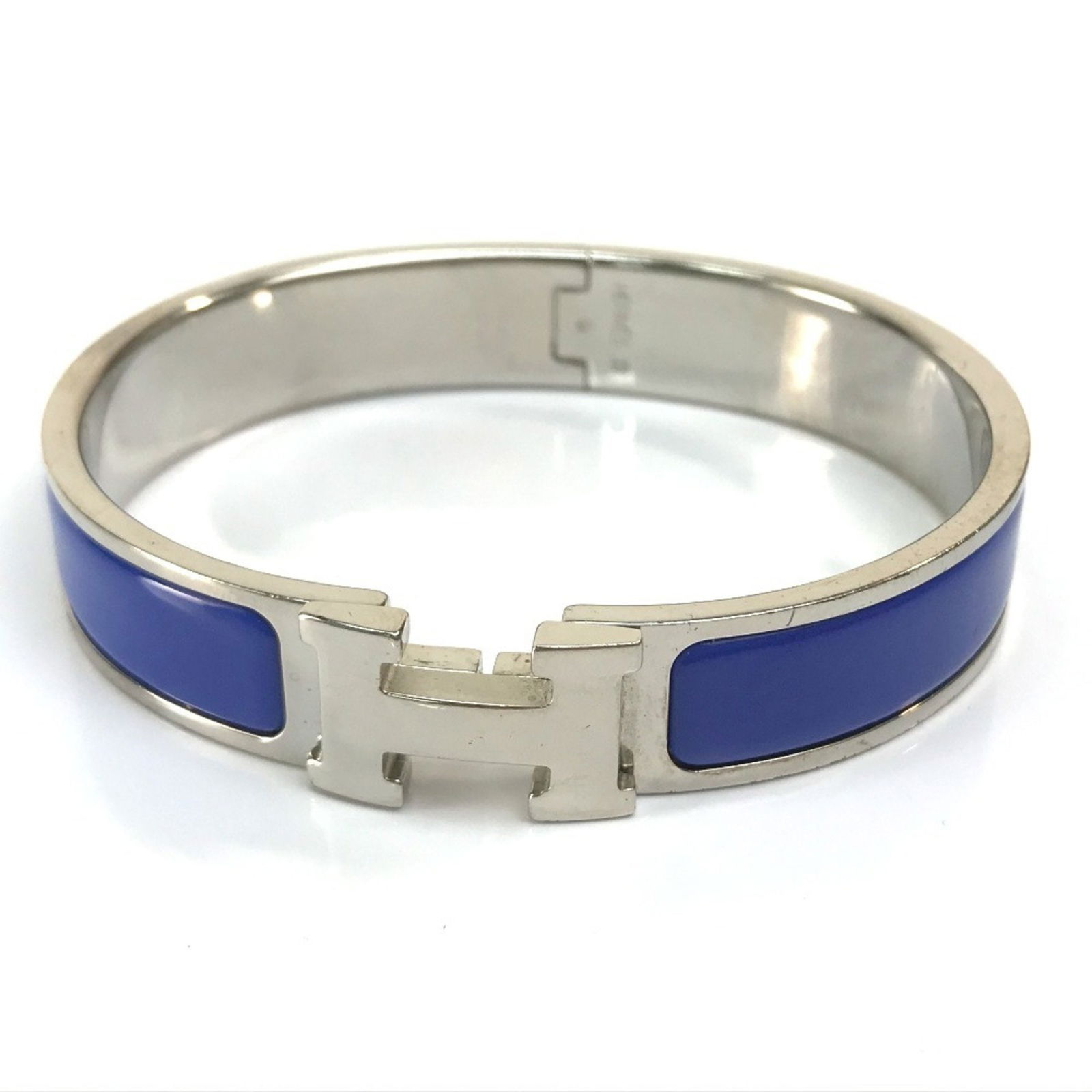 Hermes Clic H Silver Metal Bracelet 17cm French Design: Hermes Clic H Silver Metal Bracelet 17cm French Design Hermes Clic H bracelet designed for women, crafted from metal with a silver color finish. Features signs of use and visible damages, yet remains
