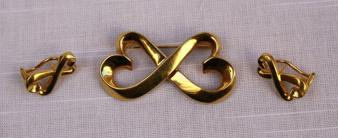 Tiffany & Co Paloma Picasso 18K Gold Earring Brooch Set: Tiffany & Co Paloma Picasso 18K Gold Earring Brooch Set Discover the exquisite craftsmanship of this Tiffany & Co. Paloma Picasso collection, featuring a stunning pair of earrings and a matching brooc