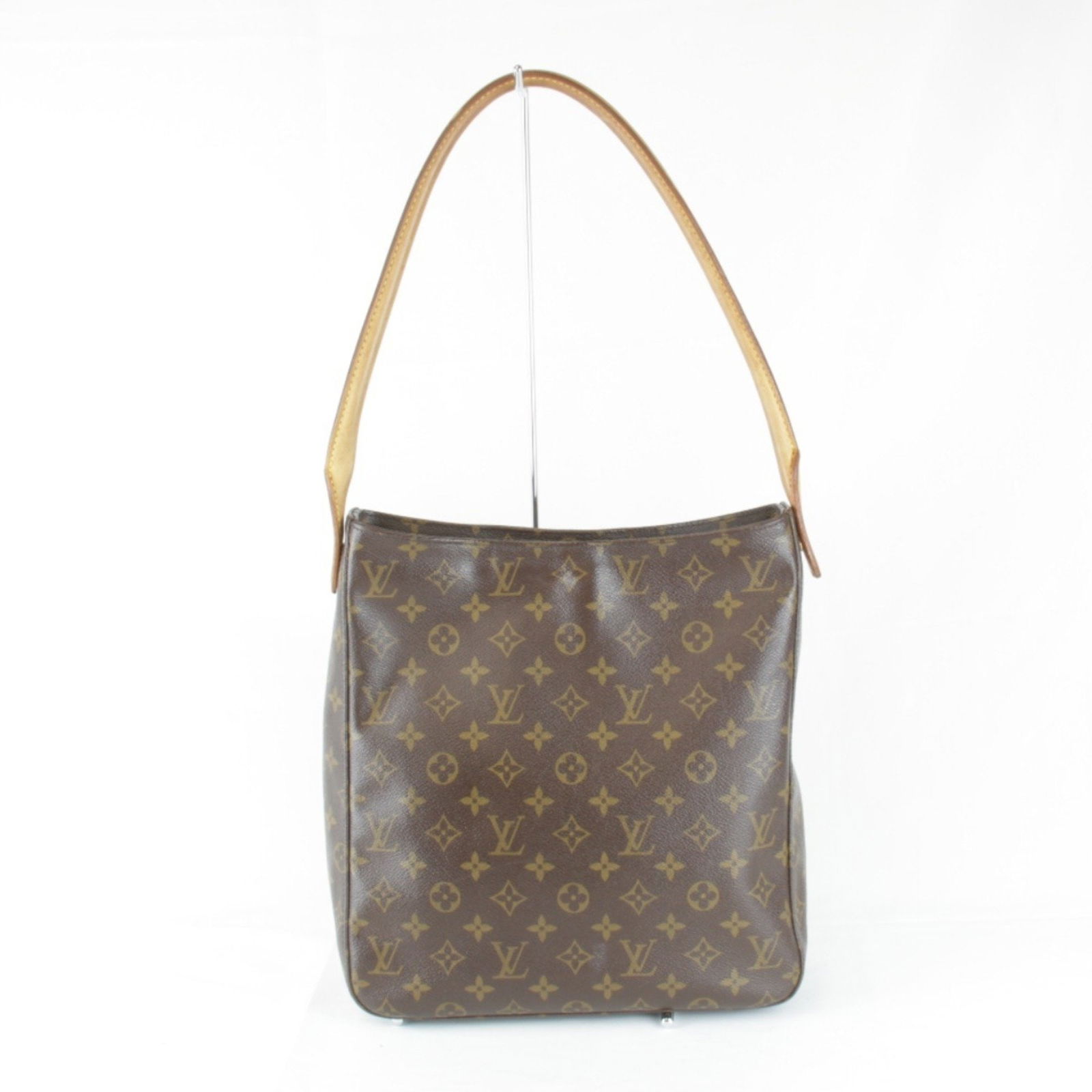 Looping GM Brown Canvas Shoulder Bag by Louis Vuitton: Looping GM Brown Canvas Shoulder Bag by Louis Vuitton The Louis Vuitton Looping GM is a women's handbag crafted from brown canvas. It features a spacious design with a handle and metal fittings. Made