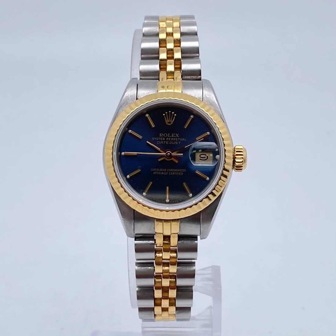 Rolex Datejust Blue Dial 26mm Automatic Two Tone Ladies Wristwatch 69173: Rolex Datejust Blue Dial 26mm Automatic Two Tone Ladies Wristwatch 69173 This Rolex Datejust 26mm ladies watch features a gold and stainless steel case with a striking blue dial adorned with stick ind