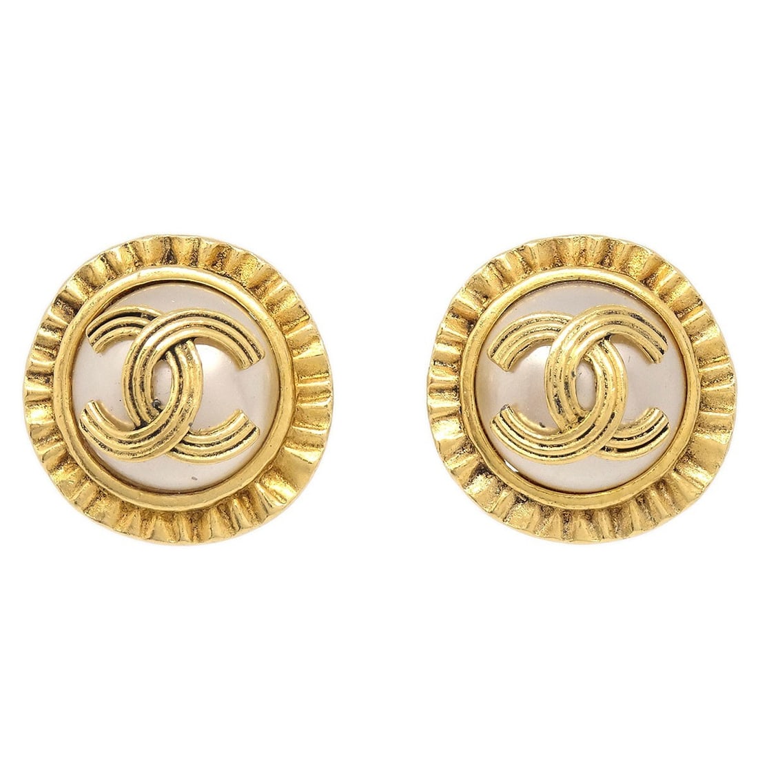 Chanel 94A Gold Tone Clip-On Button Earrings with Artificial Pearl: Chanel 94A Gold Tone Clip-On Button Earrings with Artificial Pearl These Chanel button earrings feature a classic clip-on design with gold-tone metal and artificial pearl accents. Showcasing the iconi