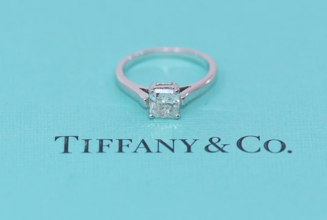 Tiffany & Co Platinum 0.90ct Diamond Engagement Ring I VS1 Size 4.75 Authentic: Tiffany & Co Platinum 0.90ct Diamond Engagement Ring I VS1 Size 4.75 Authentic This exquisite Tiffany & Co. engagement ring showcases a stunning 0.90 carat diamond with an I color and VS1 clarity, set