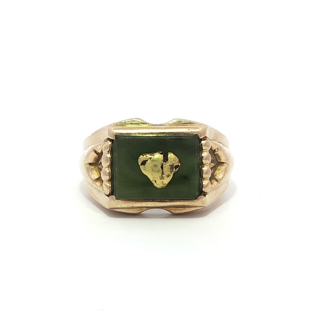 Vintage Men's Band Ring Yellow Gold Green Jade Nugget Center: Vintage Men's Band Ring Yellow Gold Green Jade Nugget Center This vintage men's band ring features a striking design with a natural green jade stone at its center. The jade, which is rectangular cut a