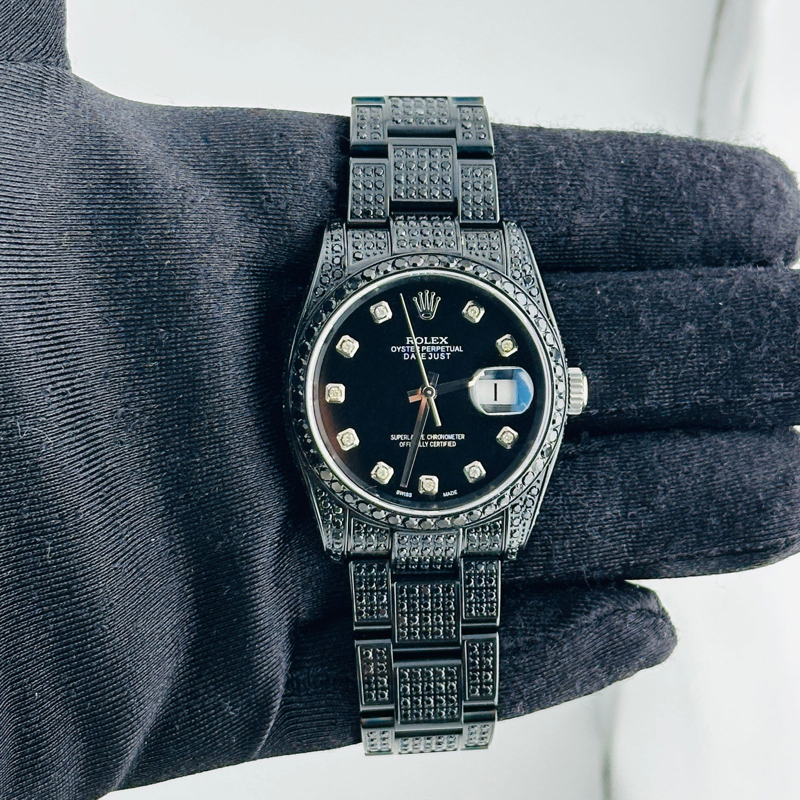 Rolex 116200 Datejust Oyster Bracelet Black Dial Watch with Papers 2007: Rolex 116200 Datejust Oyster Bracelet Black Dial Watch with Papers 2007 This Rolex Datejust features a black dial and a diamond bezel, paired with an Oyster bracelet. The watch is a men's model with r