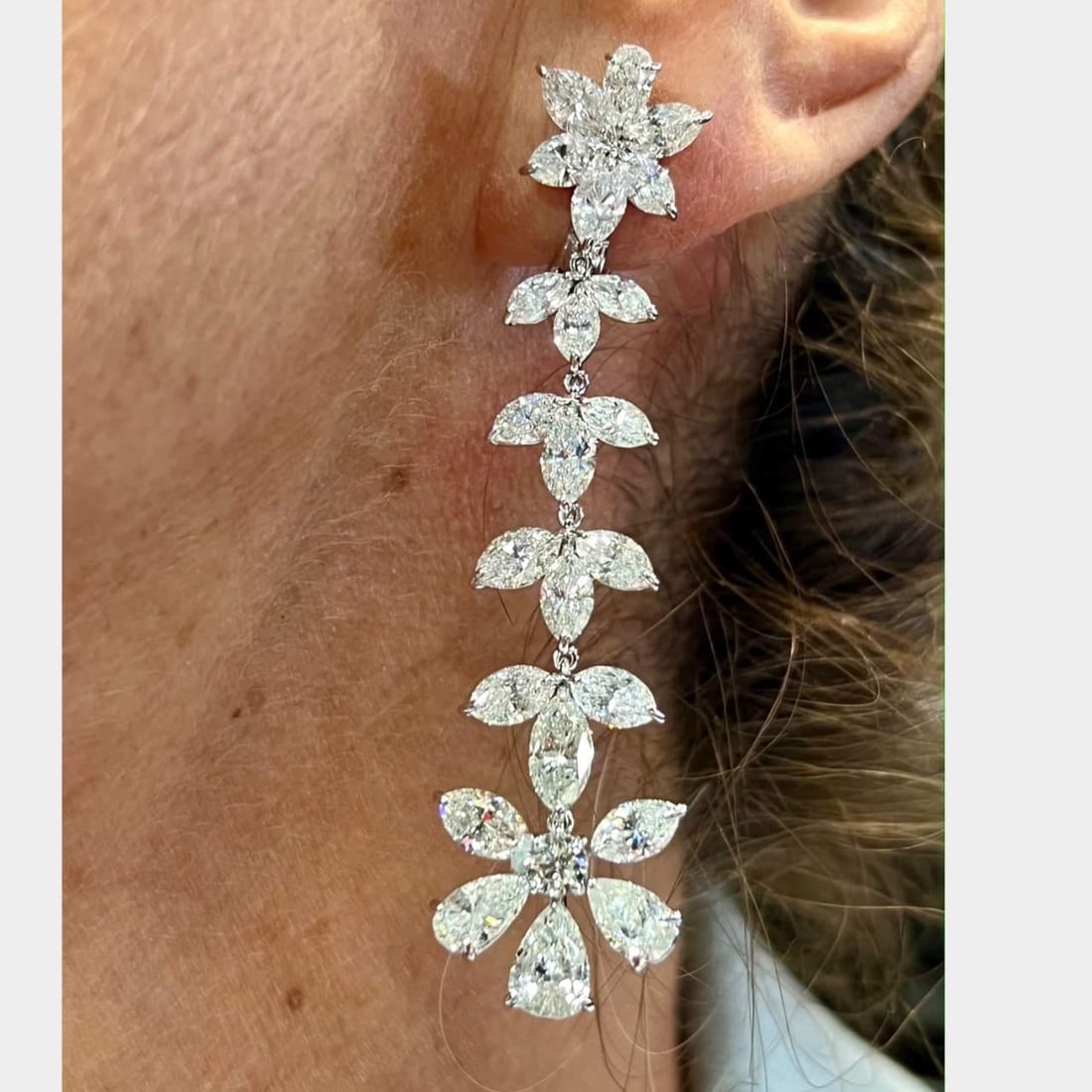 Platinum Flower Chandelier Earrings 21.15 Ct Diamonds F-H VS1-SI2: Platinum Flower Chandelier Earrings 21.15 Ct Diamonds F-H VS1-SI2 Exquisite Platinum Diamond Chandelier Flower Earrings, featuring a stunning total of 48 diamonds with an approximate weight of 21.15 c