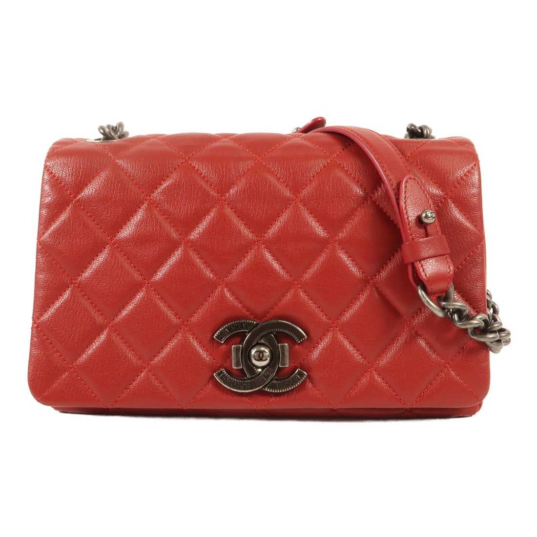 CHANEL Red Calfskin Leather Shoulder Bag with Chain: CHANEL Red Calfskin Leather Shoulder Bag with Chain Elevate your style with this exquisite CHANEL shoulder bag, crafted from premium calfskin leather in a striking red hue. The bag features a spacious