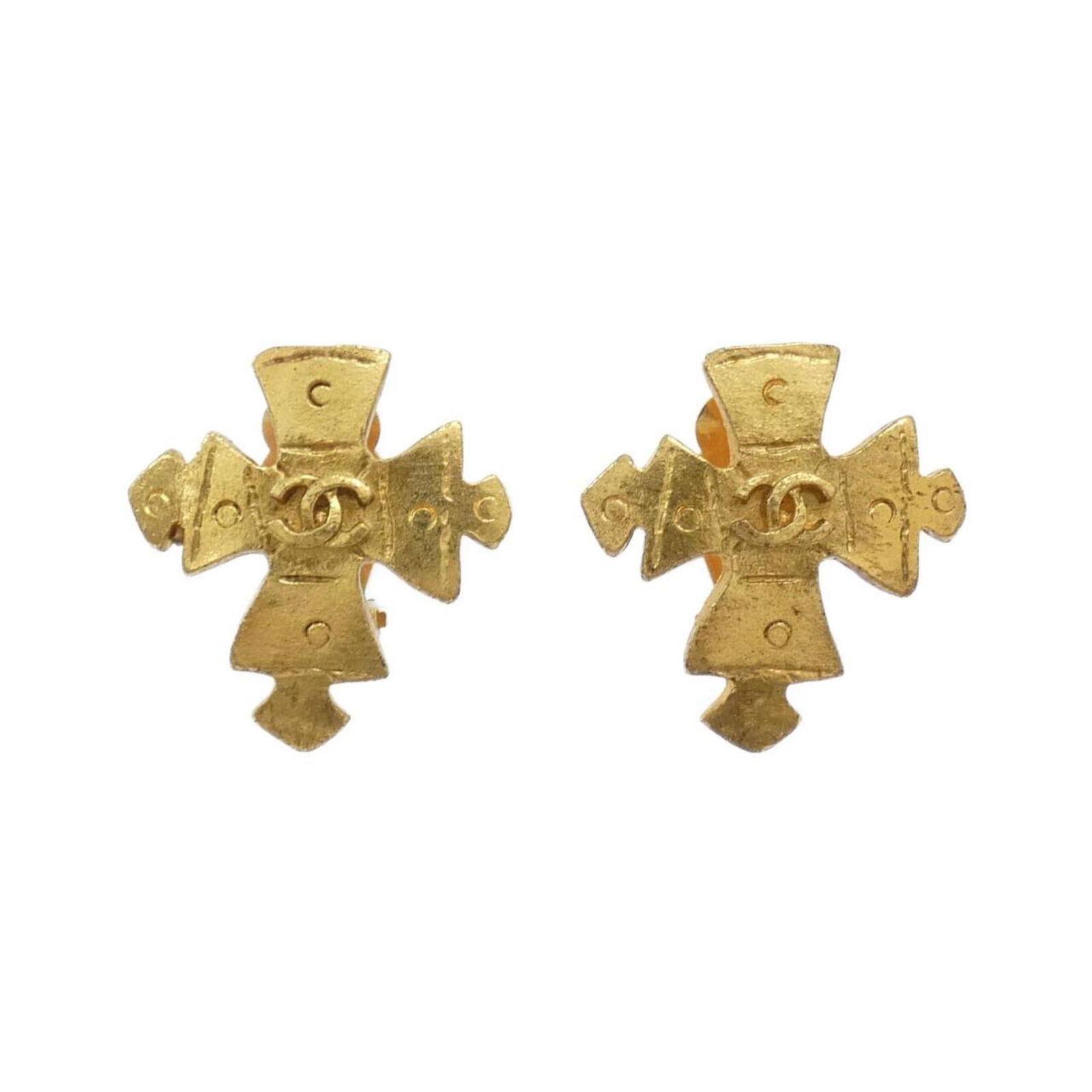 Gold Metal Chanel Coco Mark Brooch 30mm x 27mm: Gold Metal Chanel Coco Mark Brooch 30mm x 27mm This Chanel Coco Mark accessory features a gold color and is crafted from metal. Designed for women, it is made in France and showcases the brand's iconi