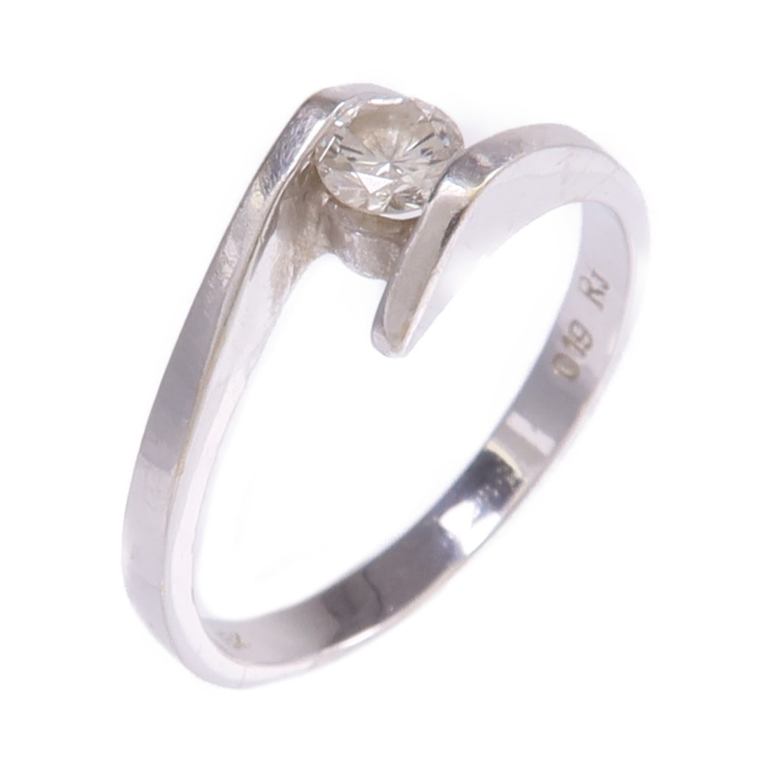 18K White Gold Diamond Ring Size 5: 18K White Gold Diamond Ring Size 5 This ring features a diamond set in 18K white gold. It is a US size 5 and is designed with a regular fit. The ring shows reasonable wear and tear. Specifications Mat