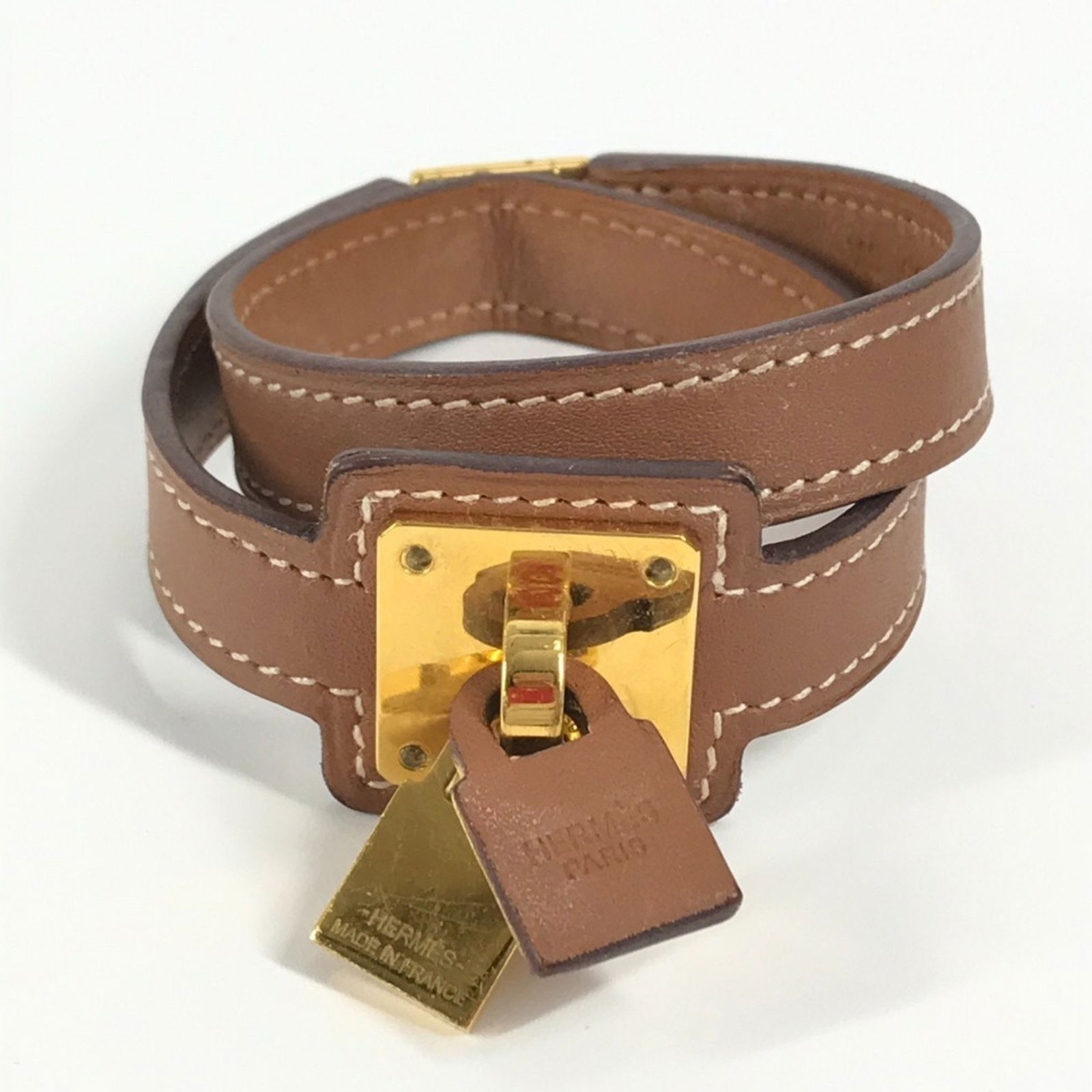 Brown Leather O'kelly by Hermes French Designer Accessory 35.5cm: Brown Leather O'kelly by Hermes French Designer Accessory 35.5cm Hermes O'kelly is a unisex brown leather accessory crafted in France. It measures 35.5 cm (13.97 inches) in length. The item shows mino