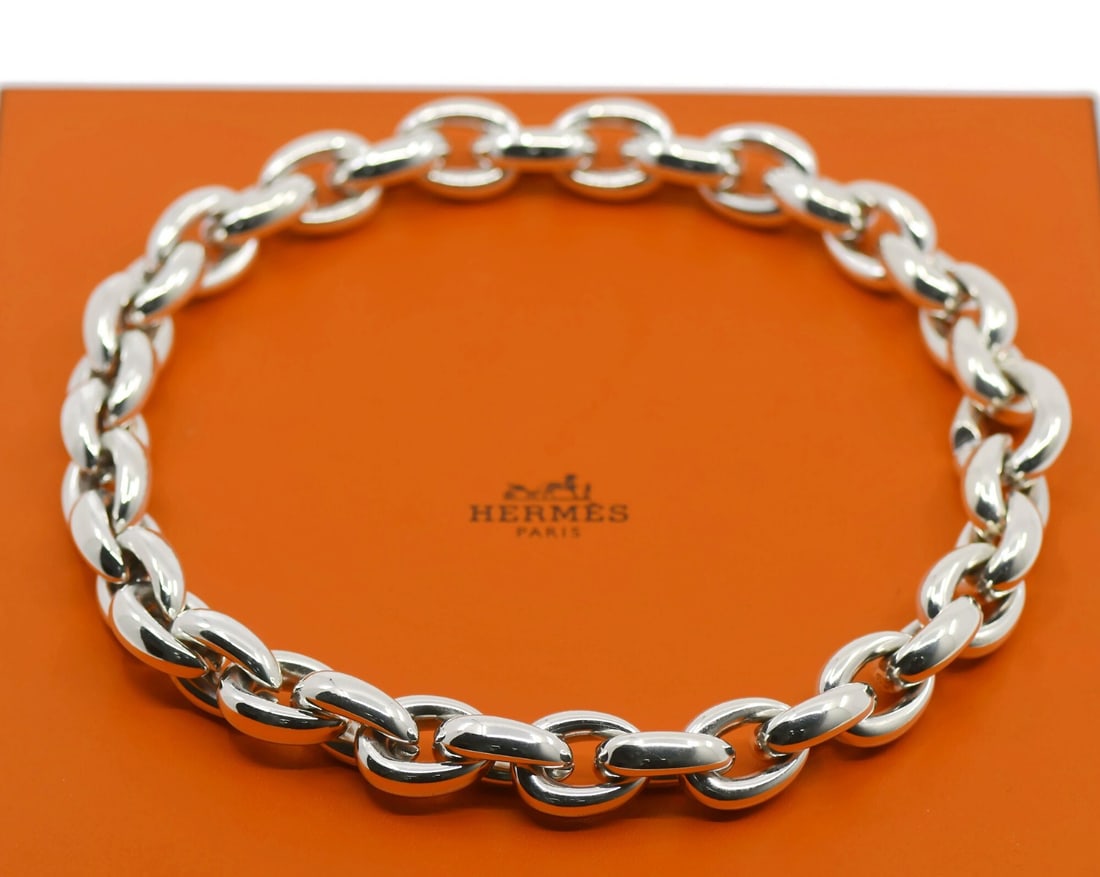 Acrobate GM 925 Silver Chain Necklace by Hermes with Box: Acrobate GM 925 Silver Chain Necklace by Hermes with Box The Hermes Acrobate GM is a sterling silver necklace featuring a distinctive chain style. Crafted from 925 sterling silver, this pre-owned neck