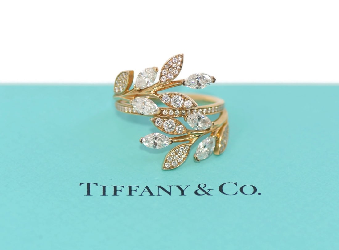 Tiffany & Co Victoria Vine 18K Rose Gold Diamond Ring Authentic: Tiffany & Co Victoria Vine 18K Rose Gold Diamond Ring Authentic This exquisite Tiffany & Co. Victoria Vine ring combines elegance and sophistication with its stunning design. Crafted from 18K rose