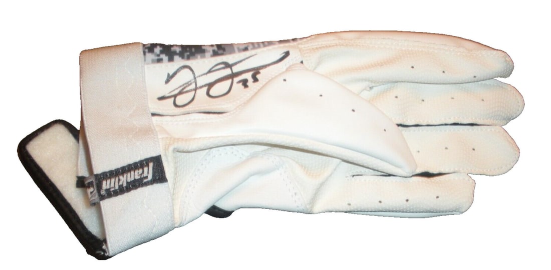 Frank Thomas Chicago White Sox Signed Batting Glove Beckett COA: Frank Thomas Chicago White Sox Signed Batting Glove Beckett COA This is an original signed batting glove from Frank Thomas, the legendary Chicago White Sox Hall of Famer. This collectible item is perf