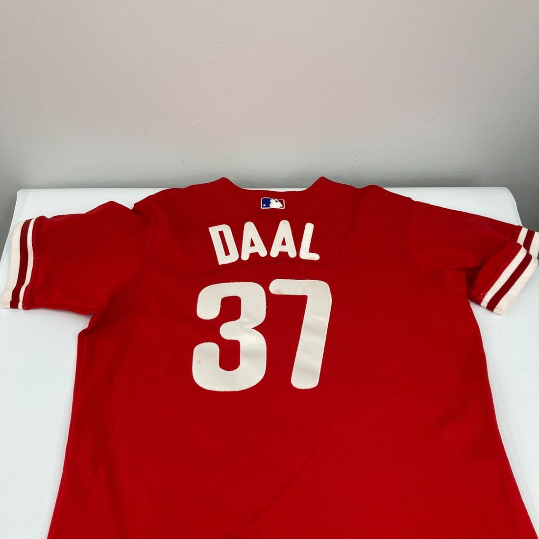 Omar Daal 2000 Phillies Game Used Majestic Jersey: Omar Daal 2000 Phillies Game Used Majestic Jersey This is a game-used Majestic jersey worn by Omar Daal during the 2000 season with the Philadelphia Phillies. As a piece of baseball memorabilia, it sh