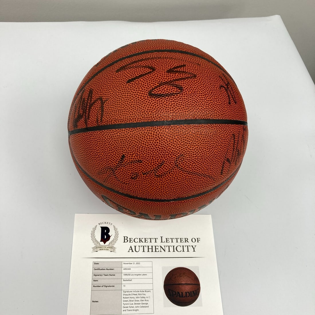 1999-2000 Lakers Team Signed Basketball with Kobe Bryant Beckett COA: 1999-2000 Lakers Team Signed Basketball with Kobe Bryant Beckett COA Celebrate the legacy of the Los Angeles Lakers with this high-quality, team-signed Spalding NBA basketball from the 1999-2000 champ