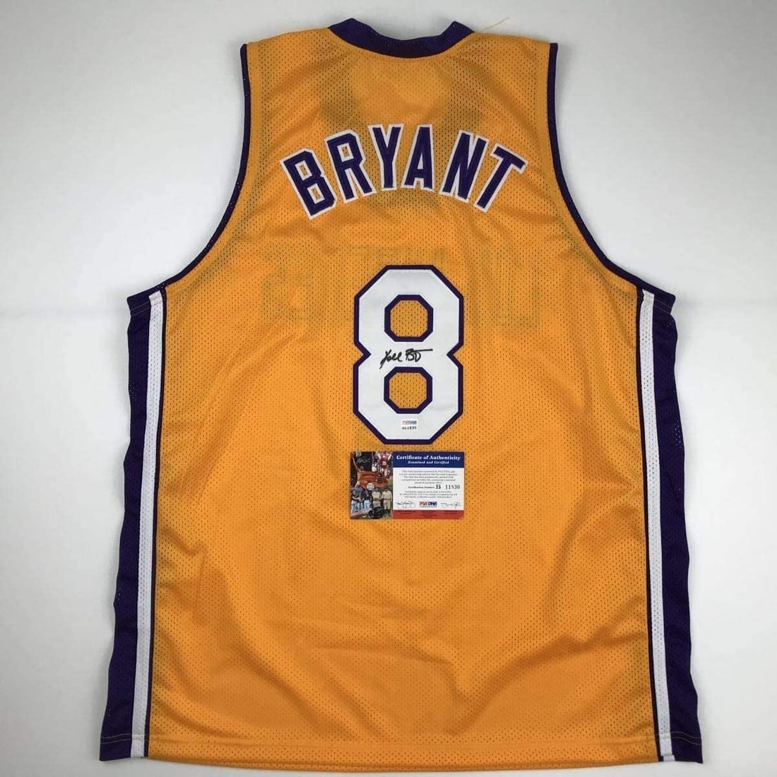 Kobe Bryant Autographed #8 Lakers Yellow Jersey PSA/DNA COA: Kobe Bryant Autographed #8 Lakers Yellow Jersey PSA/DNA COA Own a remarkable piece of basketball history with this autographed Kobe Bryant #8 Los Angeles Lakers yellow jersey. This custom jersey featu